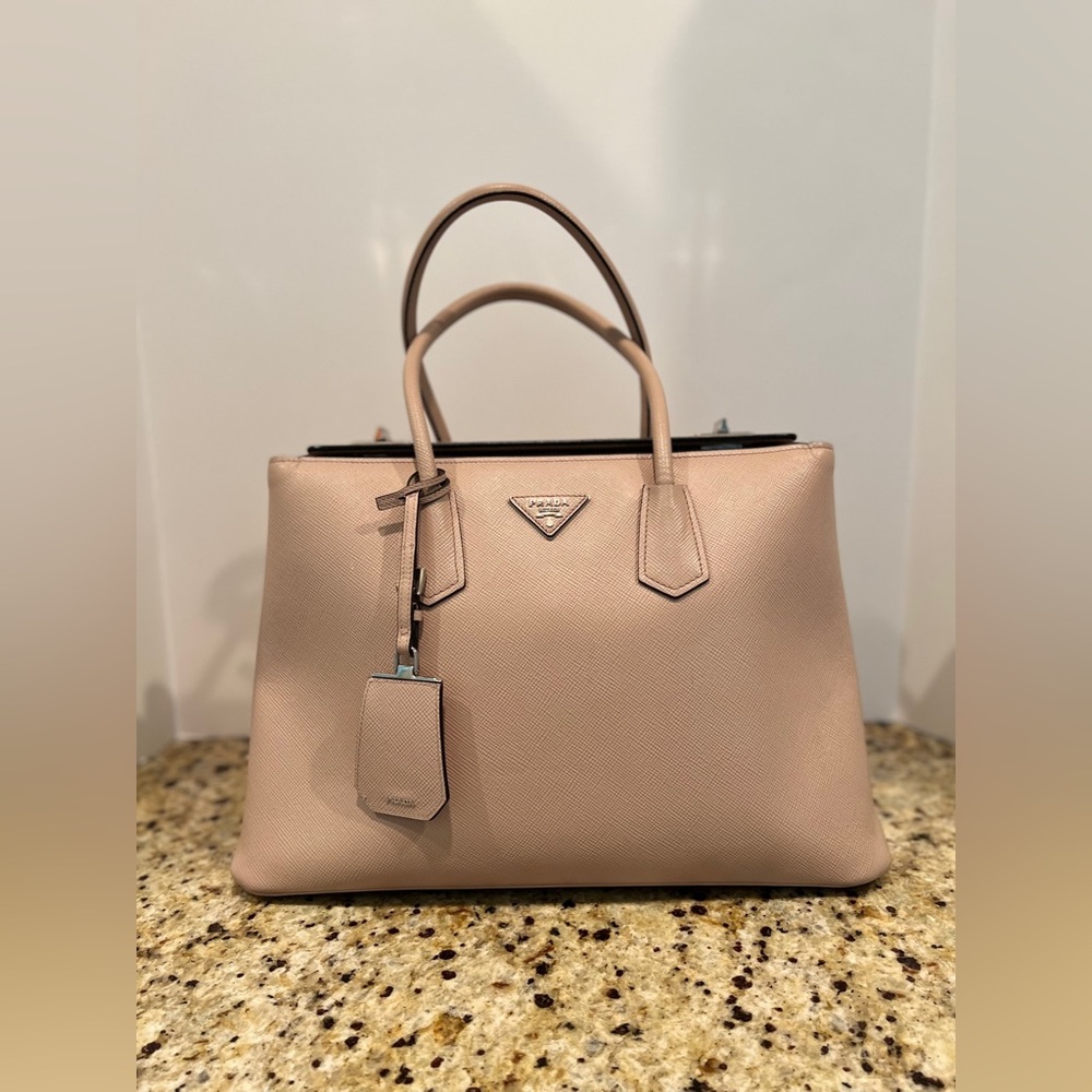 Prada - Picture 1 of 6